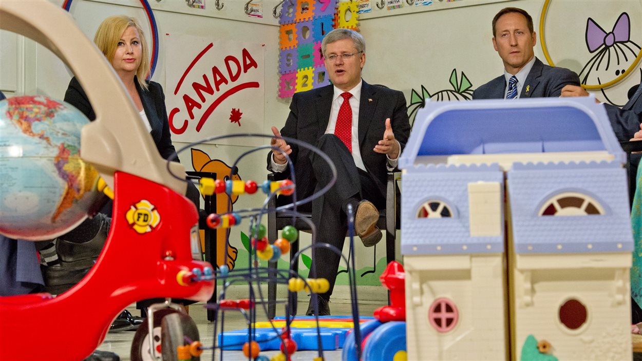 Le premier ministre Stephen Harper en compagnie de Lianna McDonald, directrice générale du Centre canadien de protection de l'enfance, et de Peter MacKay, ministre de la Justice et procureur général du Canada.