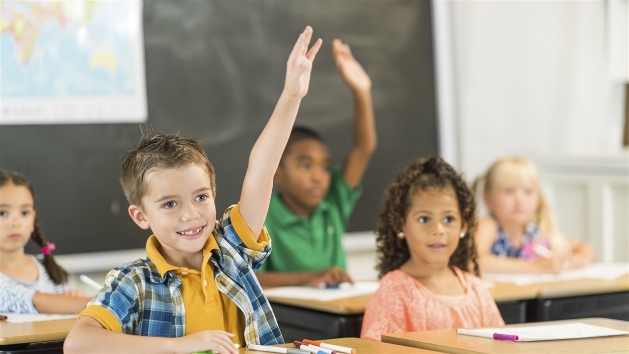 Des élèves dans une salle de classe.