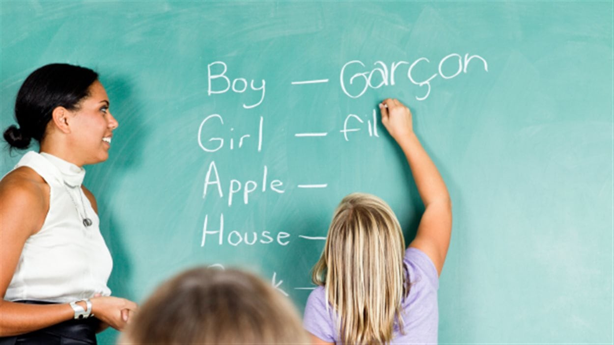 Une jeune fille apprend le français