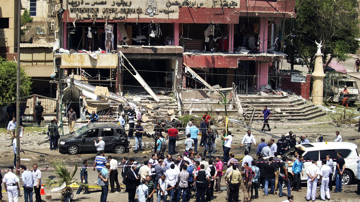 Un immeuble a été lourdement endommagé par la bombe destinée au ministre égyptien de l'Intérieur, Mohammed Ibrahim.