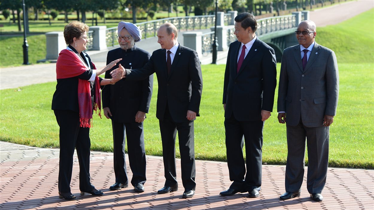 Au centre, le président russe, Vladimir Poutine, serre la main de la présidente du Brésil, Dilma Rousseff. Les autres dirigeants des Brics, de gauche à droite: le premier ministre indien, Manmohan Singh, celui de la Chine, Xi Jinping, et le président sud-africain, Jacob Zuma, à Saint-Pétersbourg.
