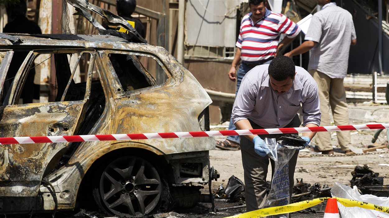 Une voiture détruite par la bombe qui a explosé au passage du ministre égyptien de l'Intérieur, Mohammed Ibrahim.