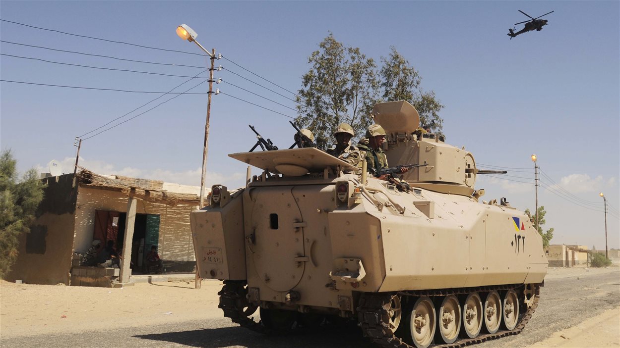 Des militaires égyptiens lors d'une patrouille dans le Sinaï, le 21 mai 2013.
