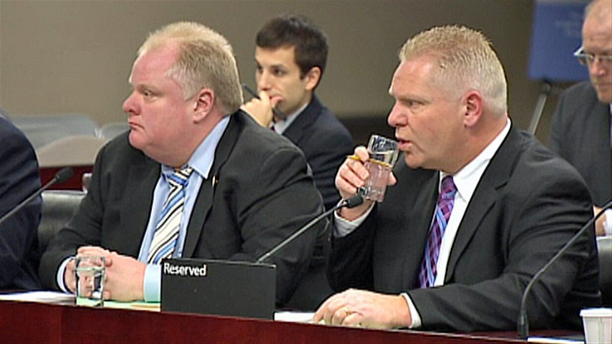 Doug Ford distribue des billets de 20 $ aux moins nantis ...