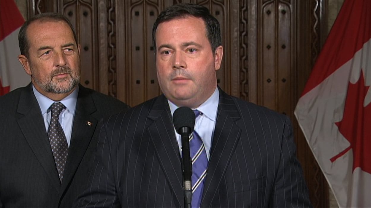 Jason Kenney, ministre du Multiculturalisme, accompagné de Denis Lebel, ministre des Affaires intergouvernementales
