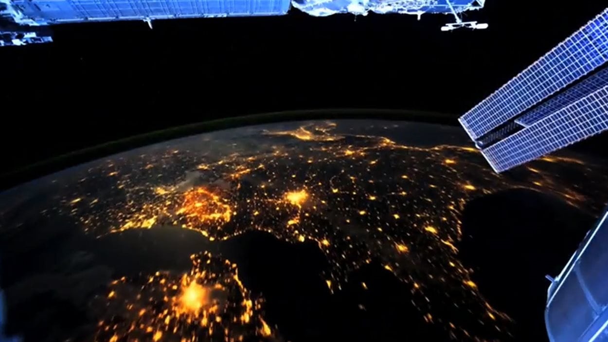 L'énorme consommation énergétique des humains ne fait aucun doute lorsque les astronautes de la Station spatiale internationale observent la Terre durant la nuit.