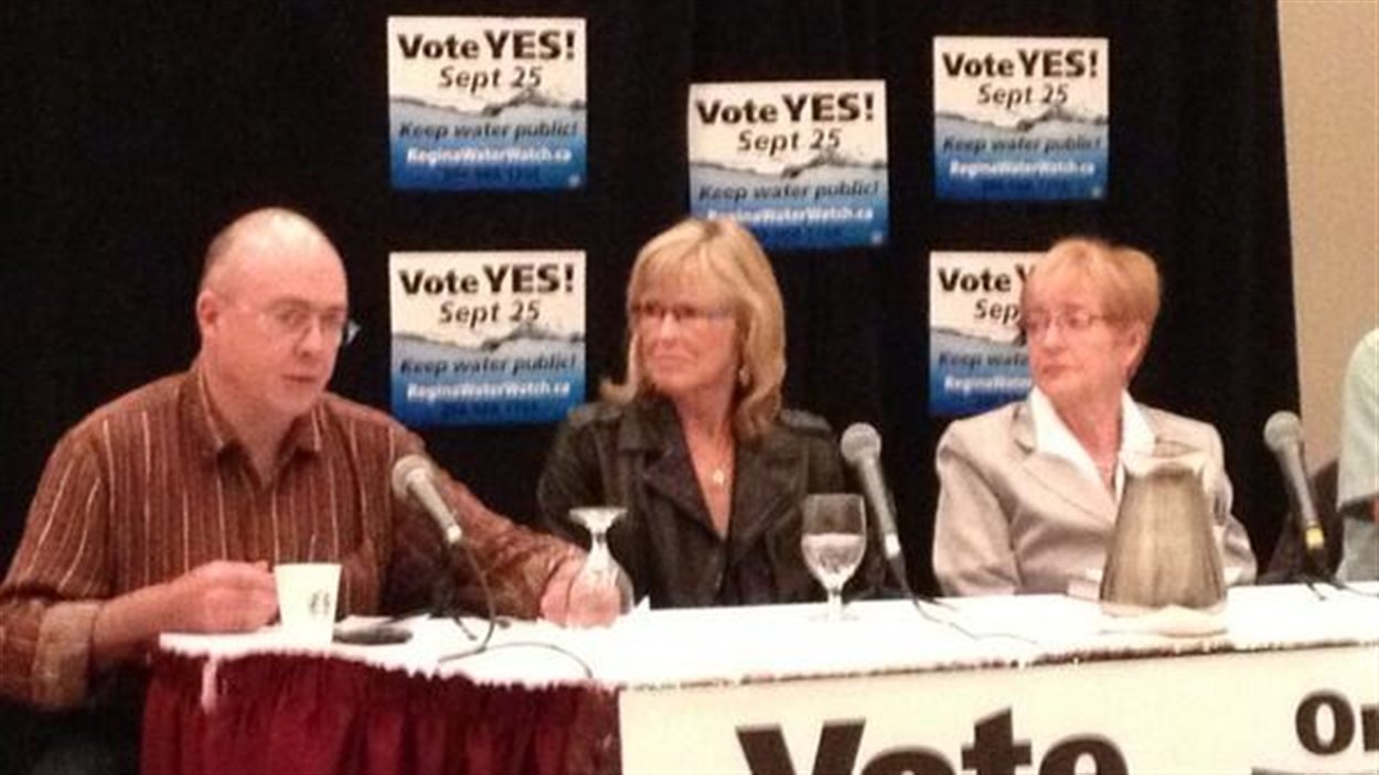Trois experts invités par le groupe Regina Water Watch expliquent lors d'un forum les inconvénients d'un PPP.