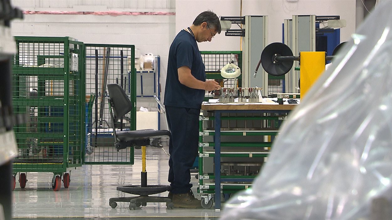 Un travailleur du Centre d'aviation Kelly, dans l'arrondissement de St-Laurent, à Montréal, propriété de Lockheed Martin.