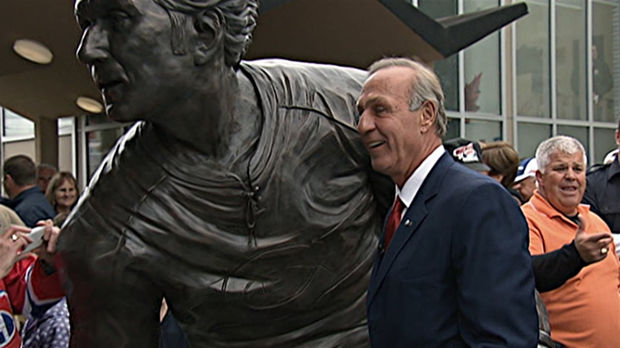 Une statue de bronze de Guy Lafleur a été inauguré à Thurso, sa ville natale.