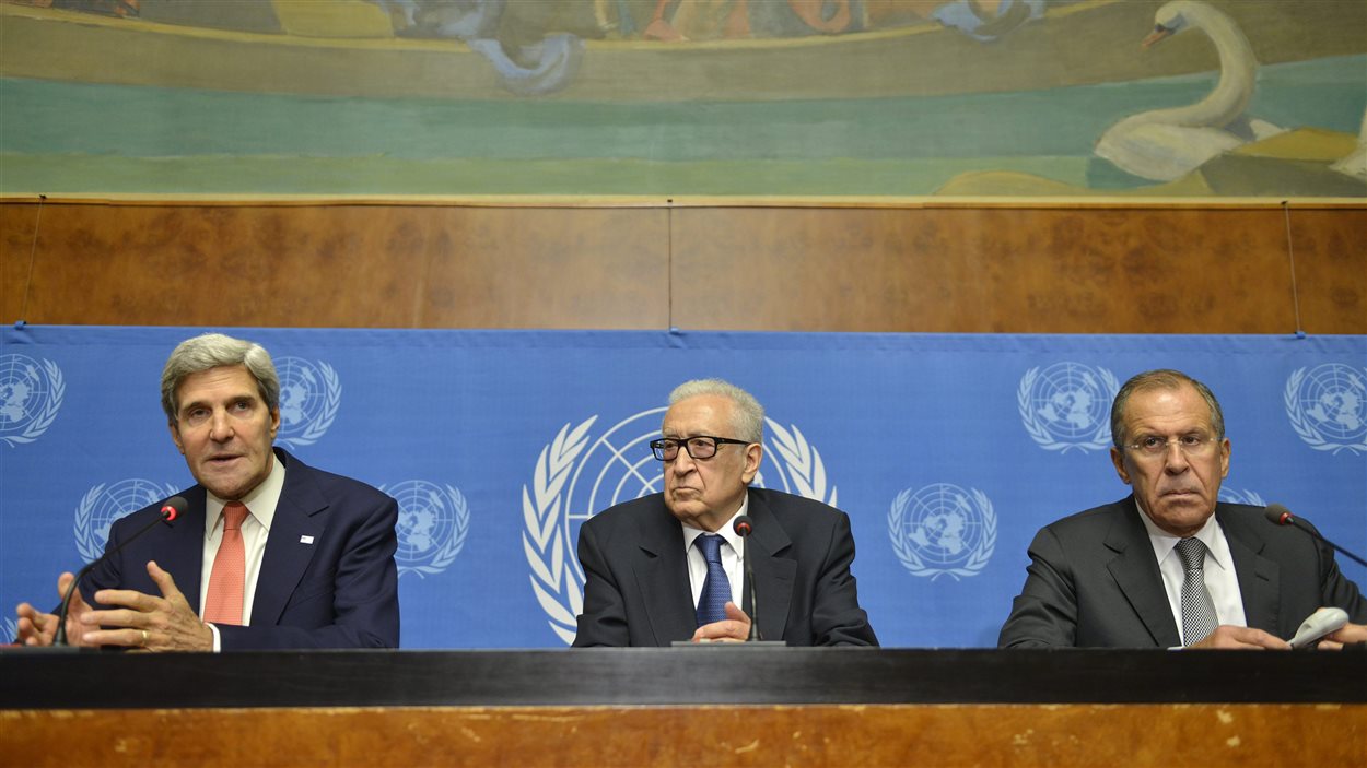 Le secrétaire d'État américain, John Kerry, l'émissaire de l'ONU pour la Syrie, Lakhdar Brahimi et le chef de la diplomatie russe, Sergueï Lavrov, à Genève, le 13 septembre