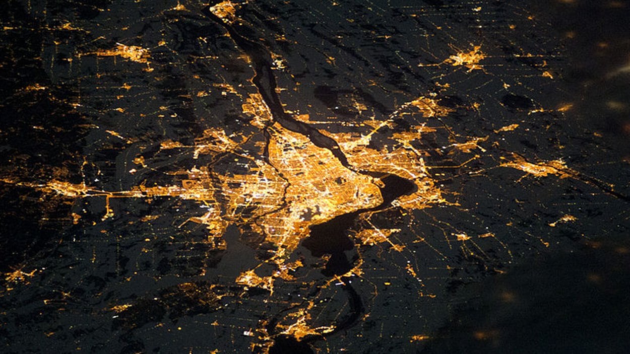 Comme bien d'autres métropoles, Montréal (ici vue de la Station spatiale internationale) perd une grande partie de sa lumière vers le ciel et l'espace