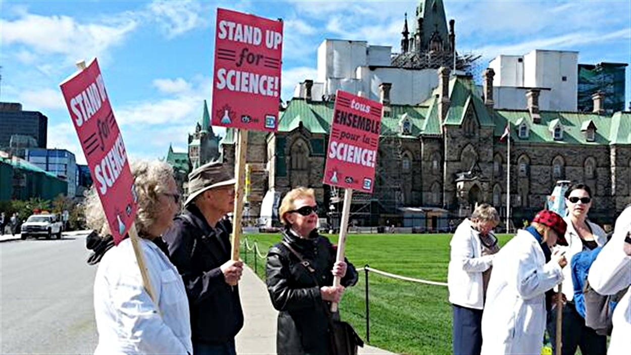 Des scientifiques manifestent sur la colline du Parlement.