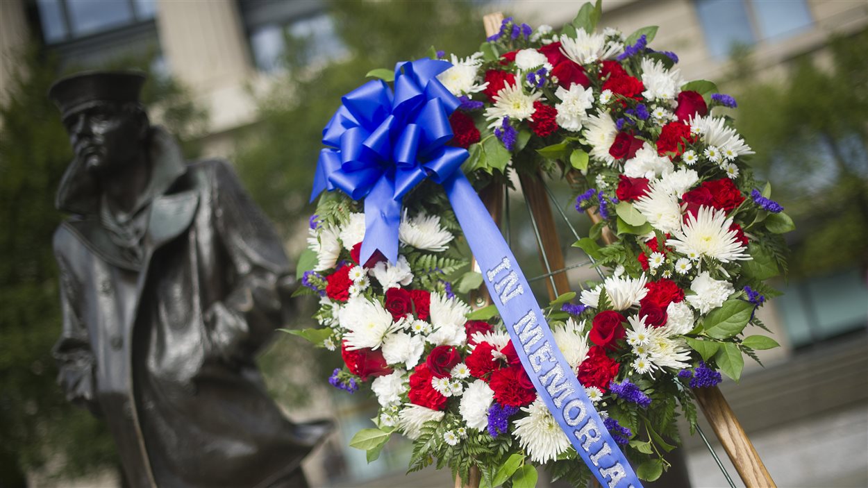 Le ministre de la Défense américain, Chuck Hagel, a déposé une gerbe au mémorial de la Marine pour rendre hommage aux victimes de la fusillade.