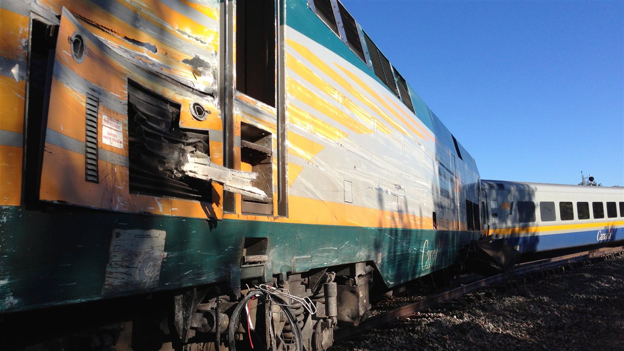 Le train de Via Rail endommagé lors de la collision avec un autobus.