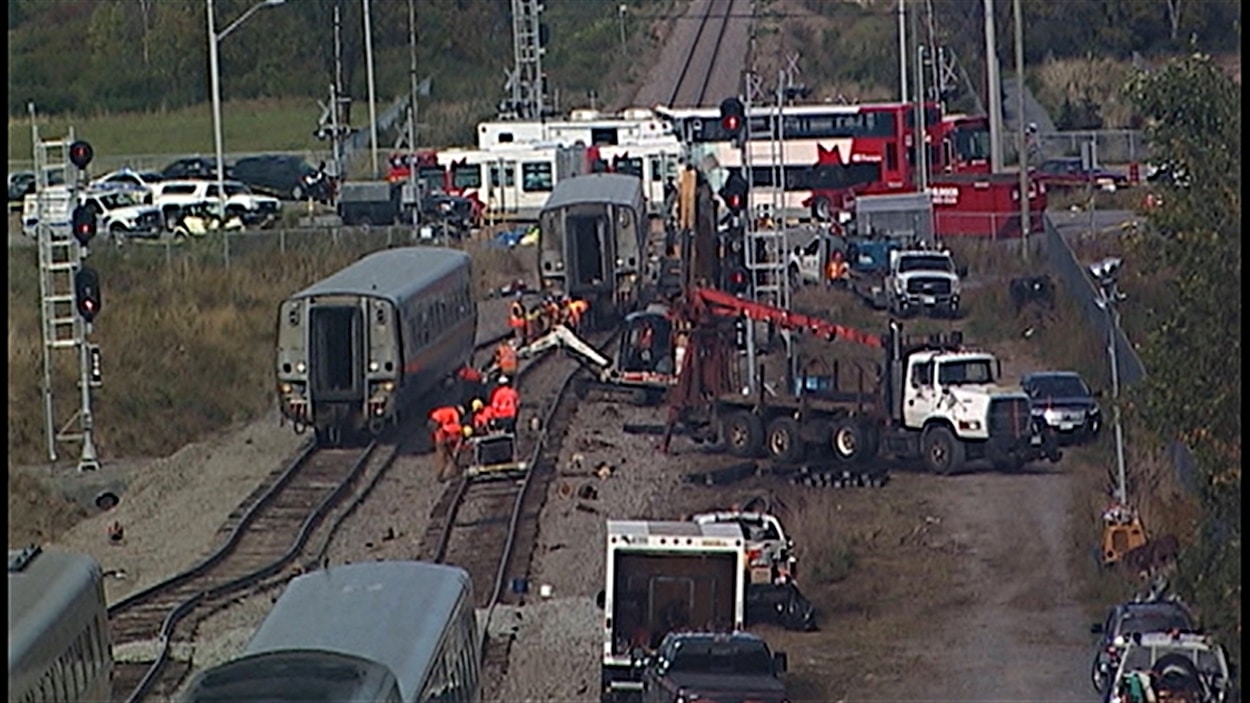 Des enquêteurs du BST continuent d'analyser le lieu de l'accident entre le train et l'autobus, à Ottawa.