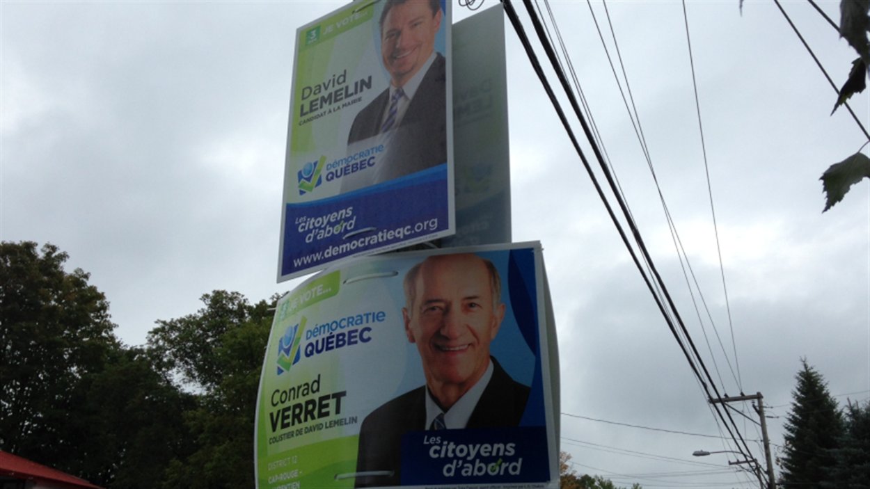 Les pancartes électorales de Démocratie Québec sont apparues dans la plupart des districts.  