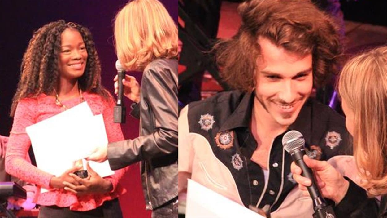 Kelly Bado, à gauche et Mario Lepage, à droite, reçoivent le prix André Mercure au gala Chant'Ouest, le 10 septembre 2013 à Victoria.