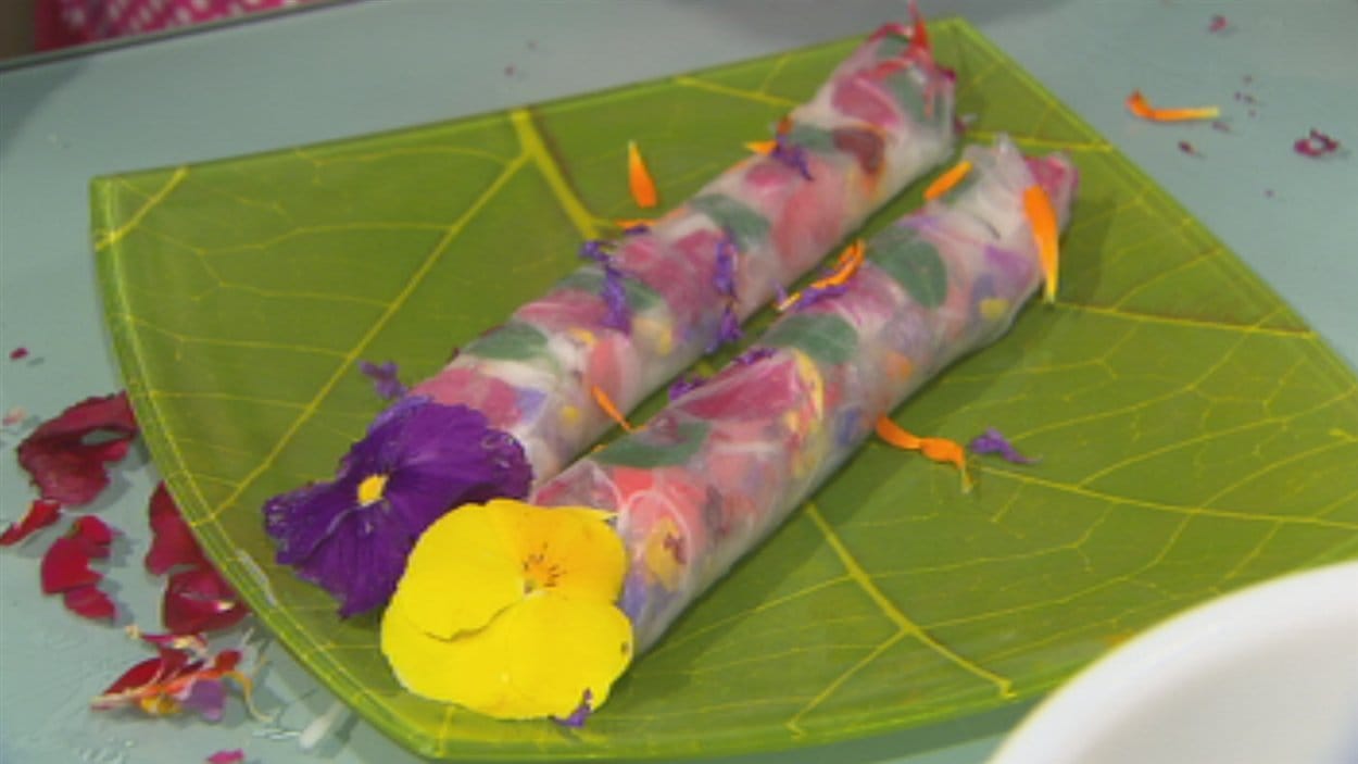 Rouleaux de printemps aux pétales de fleurs