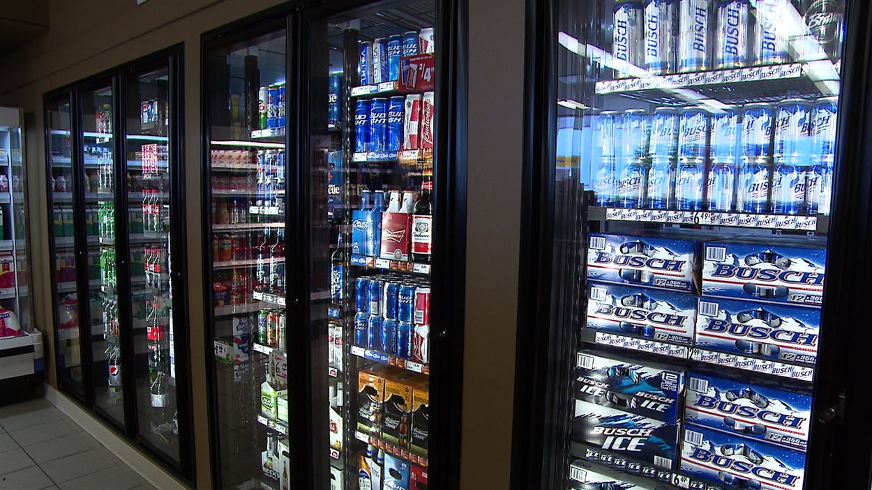 Réfrigérateurs à bières dans un dépanneur