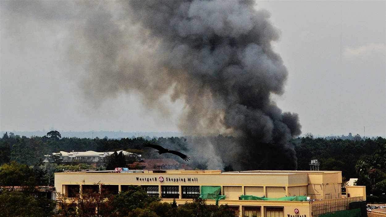De la fumée s'échappe du centre commercial Westgate, à Nairobi, où l'armée donne l'assaut contre un commando islamiste.