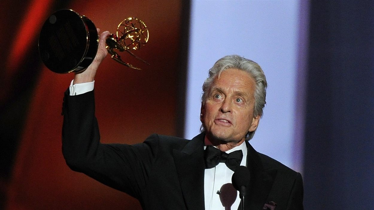 Triomphant, l'acteur Michael Douglas accepte le prix Emmy du meilleur acteur dans une minisérie ou un film.