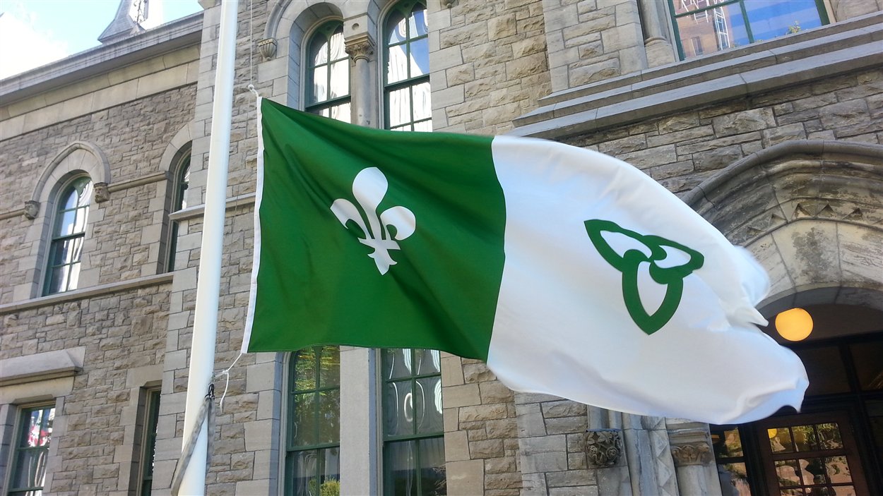 Le drapeau franco-ontarien a été hissé devant l'hôtel de ville d'Ottawa, mais reste en berne.