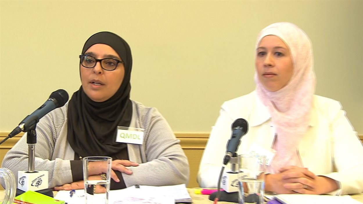 Deux porte-paroles de l'organisme Québécois musulmans pour les droits et libertés Samira Laouni et Geneviève Lepage.