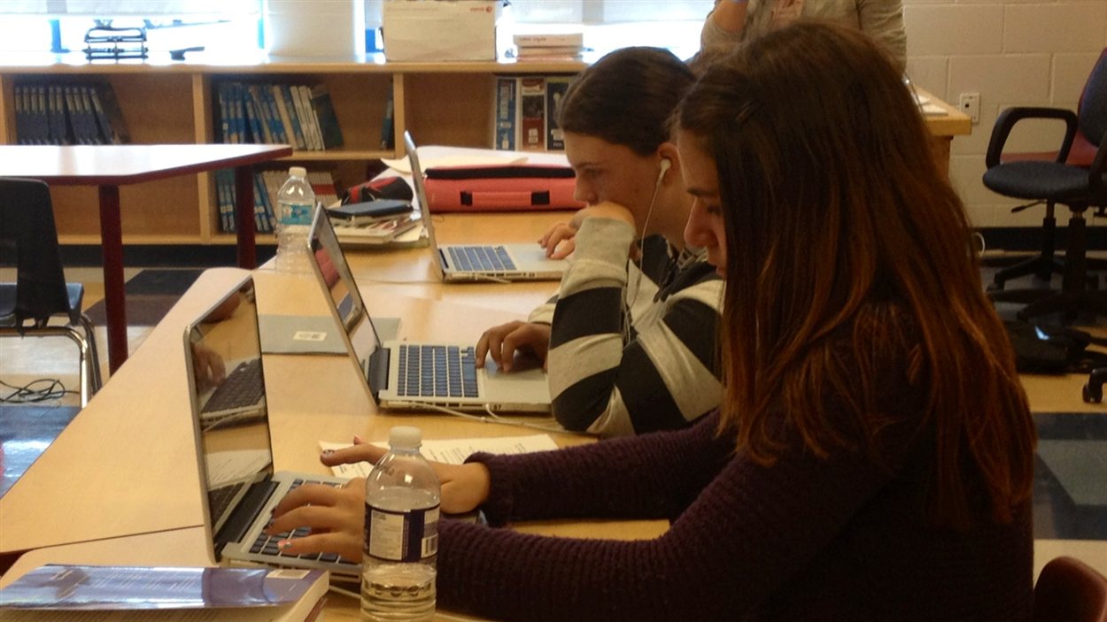 Des élèves de l'École Le Voyageur de Cold Lake devant leur ordinateur