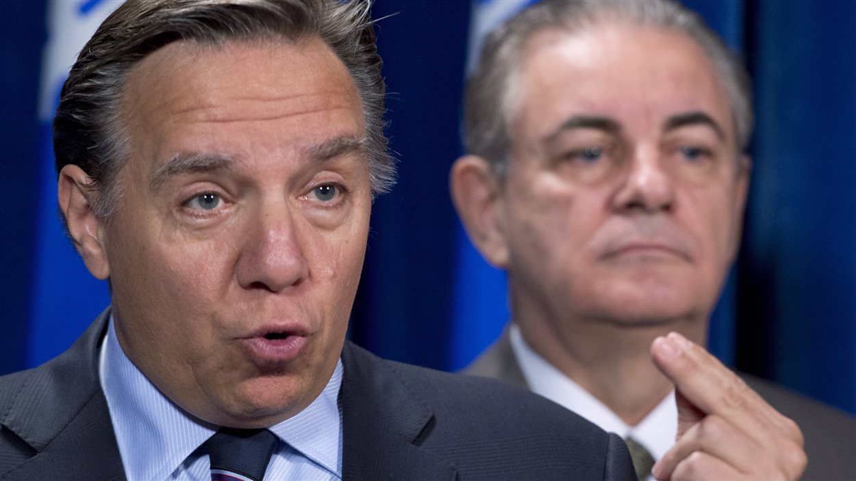Le chef de la Coalition avenir Québec, François Legault, et le député caquiste de Saint-Jérôme, Jacques Duchesneau, à Québec, le 26 septembre