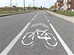 Des cyclistes à Gatineau critiquent le manque de sécurité sur certaines pistes cyclables.