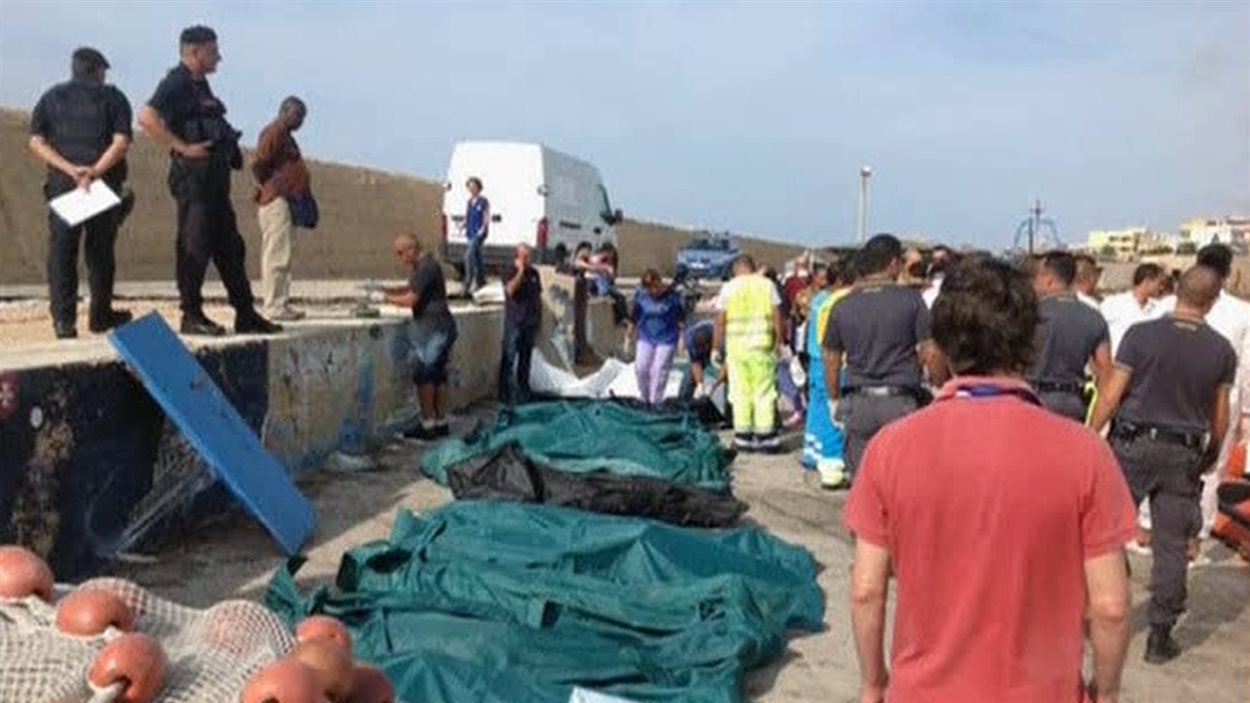 Les corps repêchés ont été alignés sur la plage.