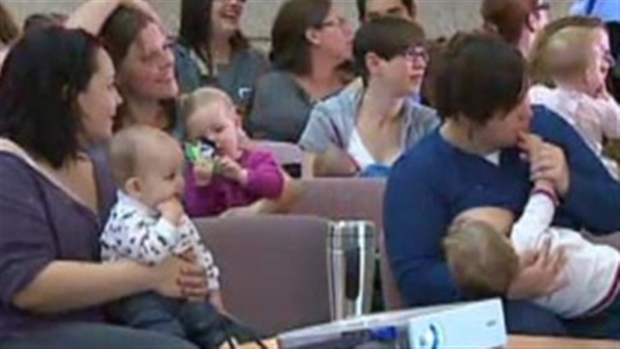 Des mères et leurs bébés au palais législatif