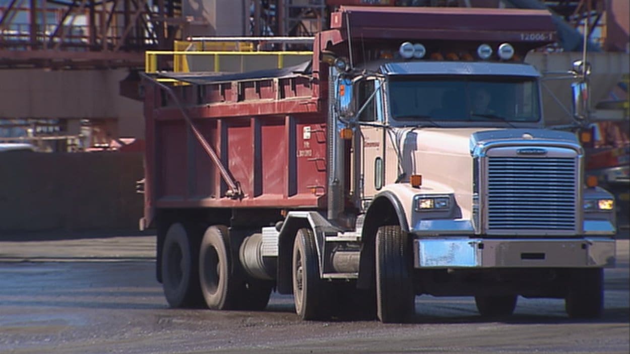 La Ville de Québec octroie tous ses contrats de camionnage aux entrepreneurs qui embauchent des membres de l'Association des camionneurs artisans.