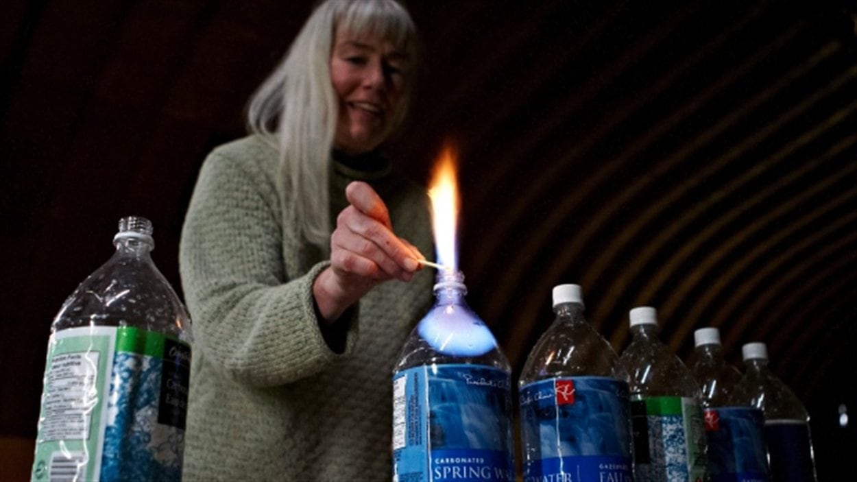Jessica Ernst brûle de l'eau contenant du méthane extraite d'un puits chez elle