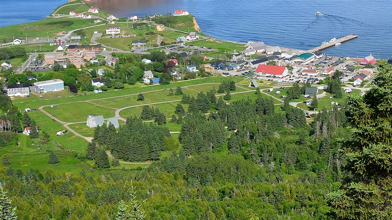 Vue sur le camping Baie-de-Gaspé à Percé rocher coopérative géoparc gaspésie tourisme