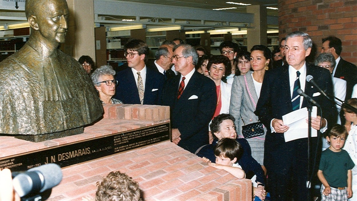 Paul Desmarais en 1990, lors de l'ouverture d'une bibliothèque à l'Université Laurentienne de Sudbury nommée en mémoire de son père Jean-Noël Desmarais.