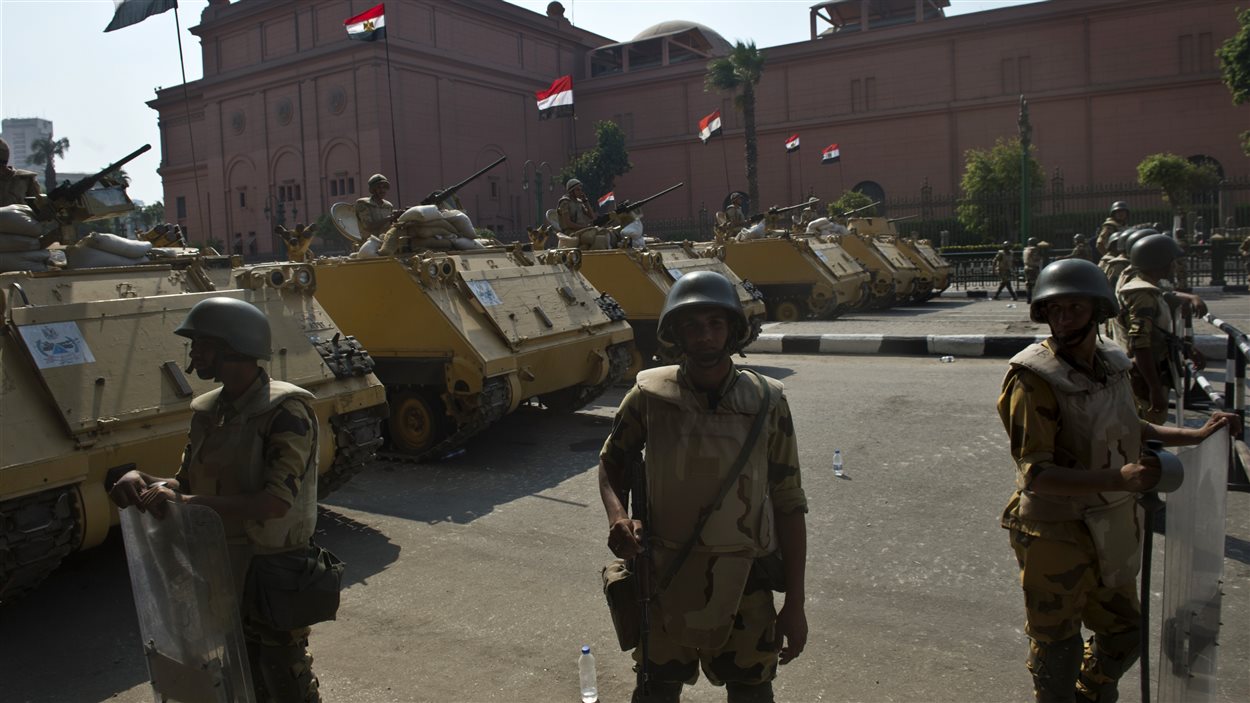 Des soldats et des chars déployés au Caire.