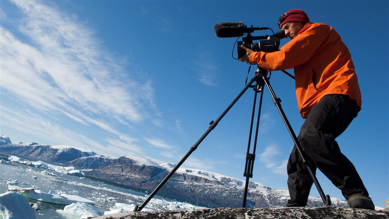 Un photographe cameraman de National Geographic à l’œuvre dans l’Arctique