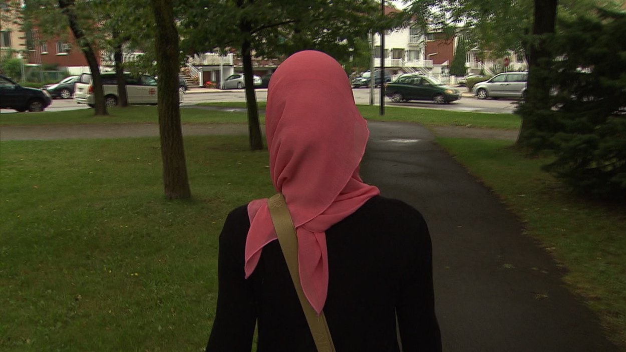 Femme voilée à Montréal.