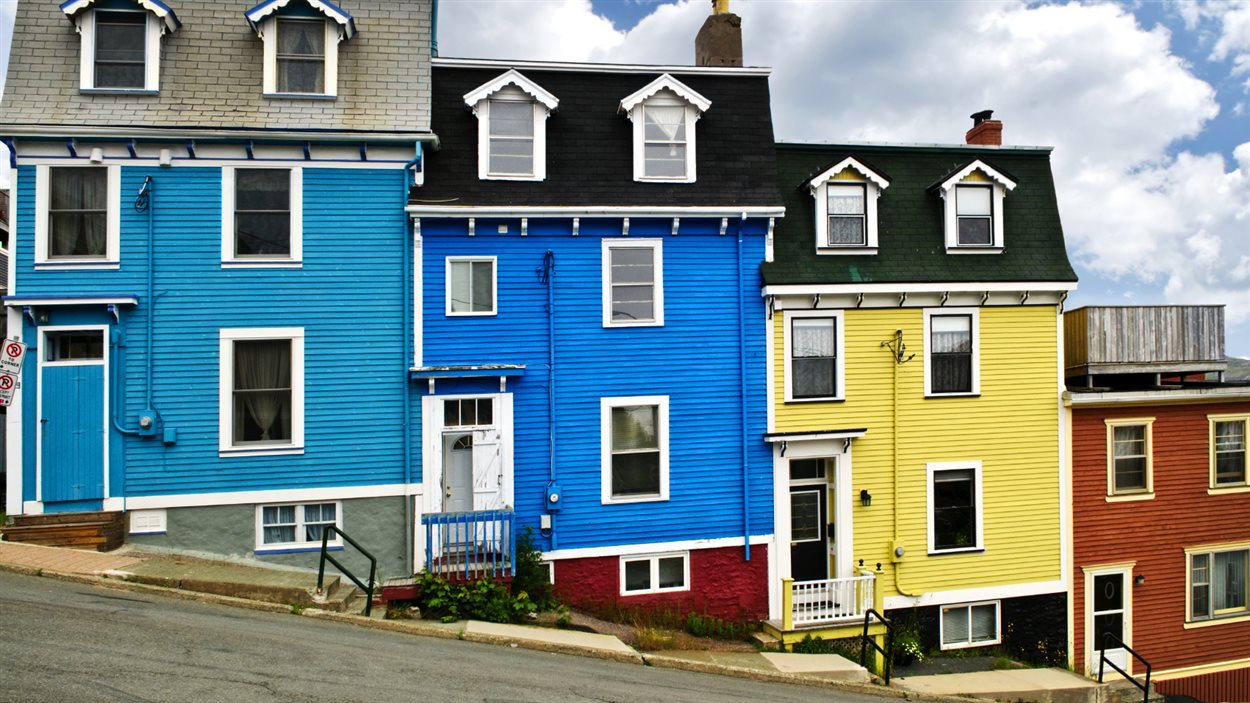 Les maisons colorées de la ville Saint-Jean à Terre-Neuve