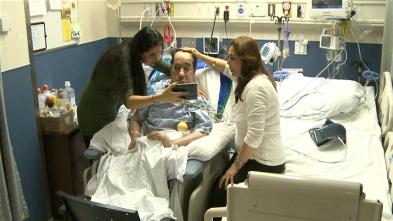 Hassan Rasouli à l'hôpital en compagnie de proches