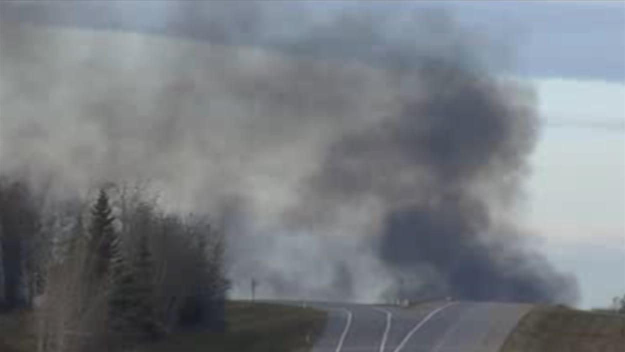 La fumée était visible à des kilomètres du site du déraillement.