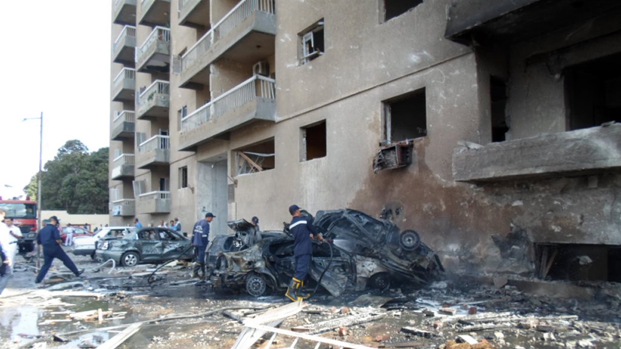 La déflagration a provoqué d'importants dégâts, détruisant le mur d'enceinte du bâtiment et provoquant l'incendie de plusieurs voitures garées dans les environs.