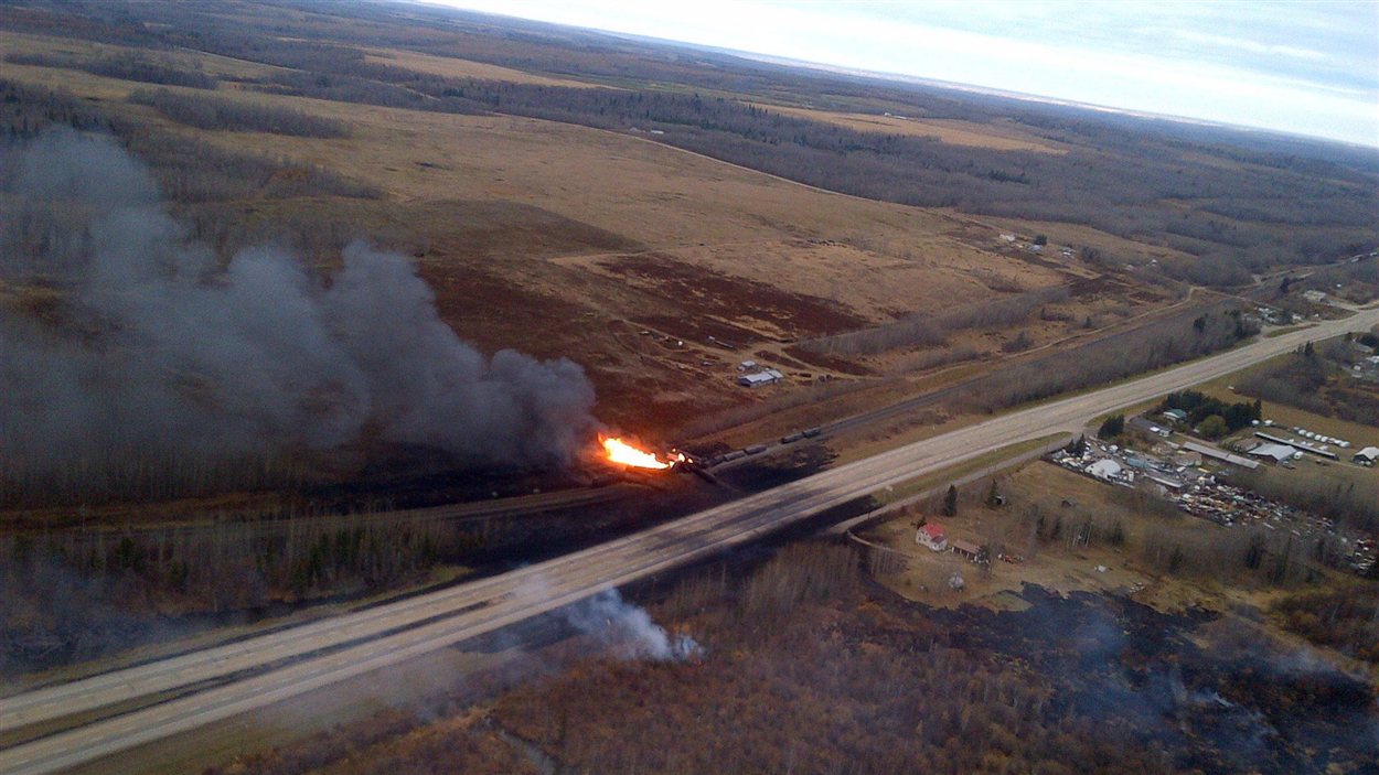 Le train en feu à l'ouest d'Edmonton