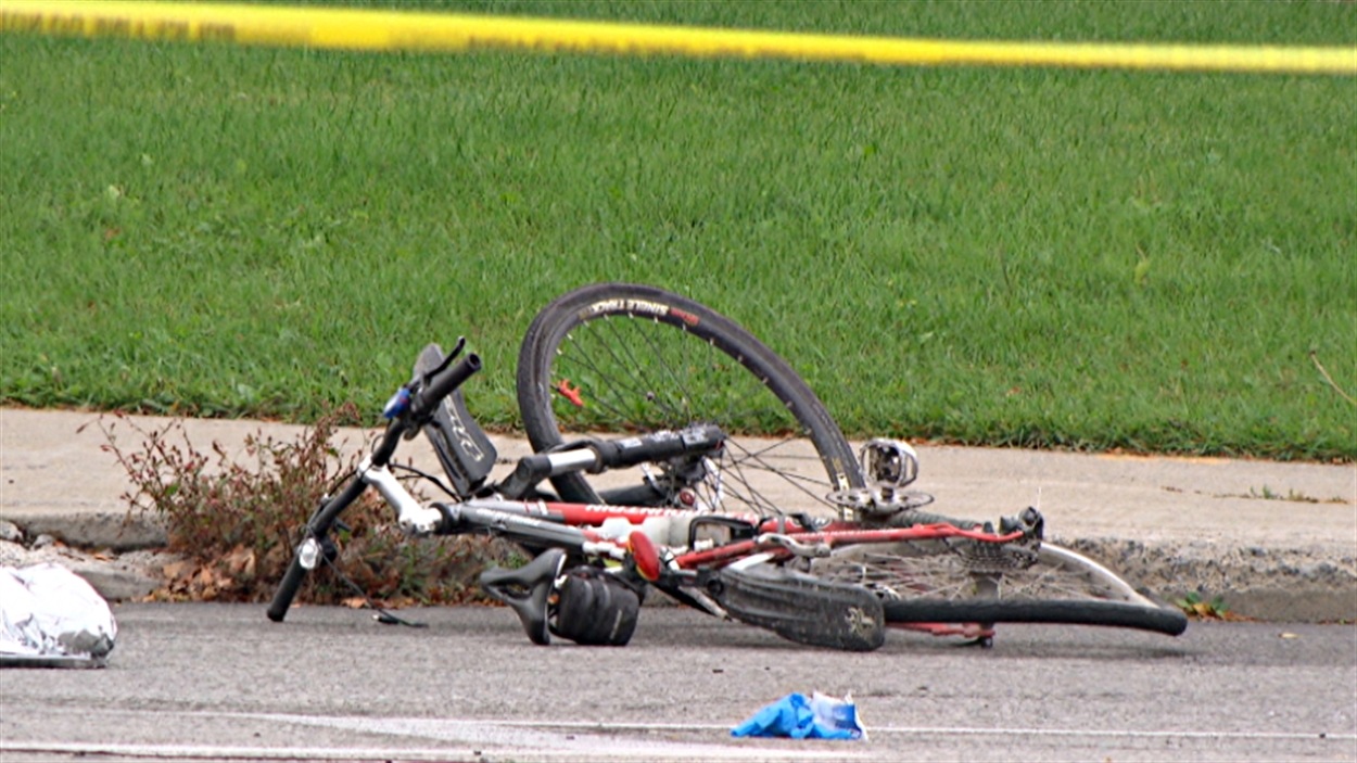 Un cycliste a été mortellement happé à Ottawa près des chemins Merivale et Hunt Club ouest.