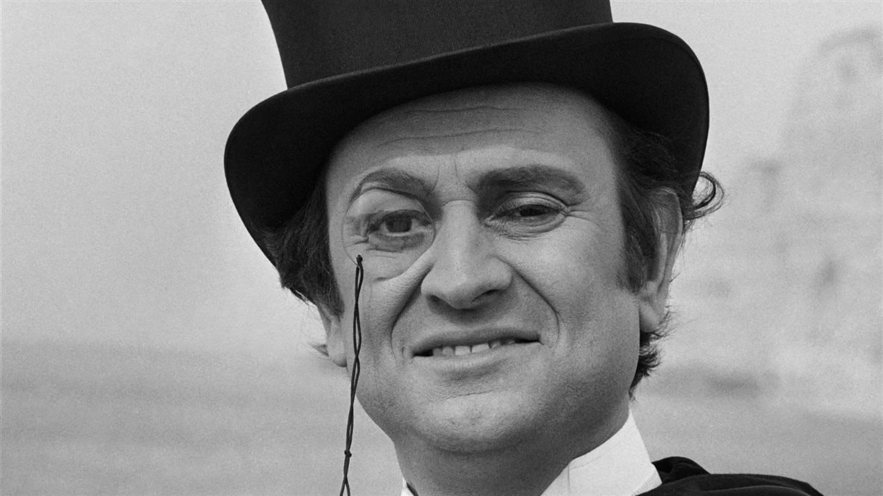 Georges Descrières en costume d’Arsène Lupin, en 1973