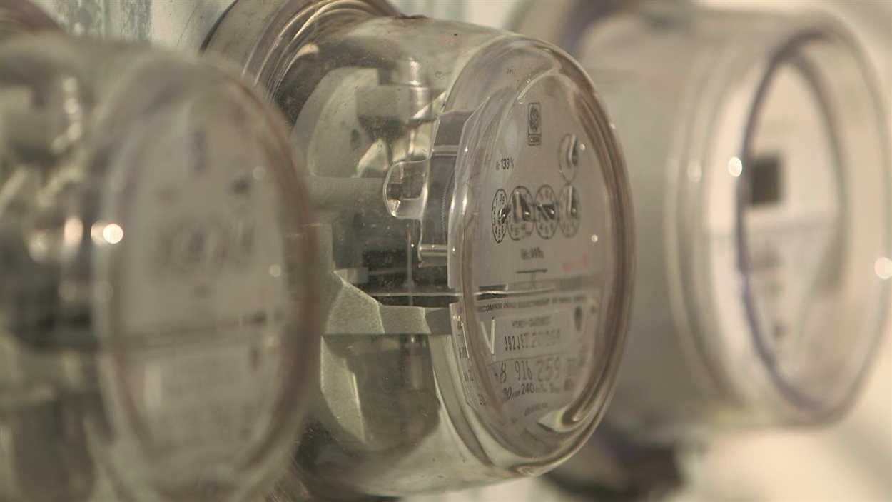 Chaque année, plus de 200 000 locataires changent d’adresse. Quand ils emménagent, les locataires doivent s’inscrire auprès d’Hydro-Québec qui leur facture leur consommation d’électricité. Cependant, certains omettent de le faire. Dans ces cas, Hydro-Québec tient les propriétaires d’immeubles responsables de l’électricité consommée. Et si les propriétaires refusent de payer, Hydro-Québec a trouvé un moyen pour les forcer à le faire...