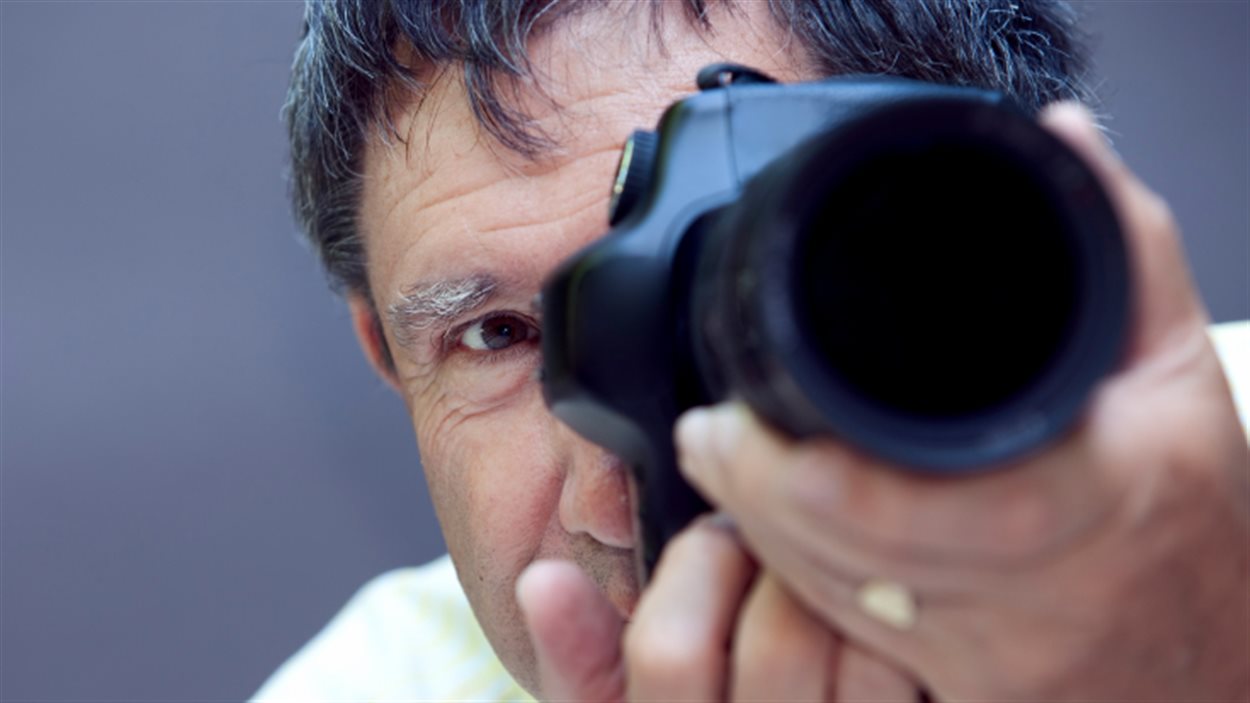 Un homme prend une photo