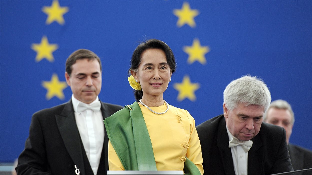 L'opposante birmane Aung San Suu Kyi recevant le prix Sakharov au Parlement européen, le 22 octobre 2013