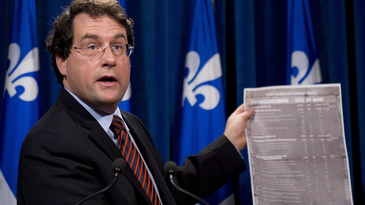 Le ministre Bernard Drainvile dévoile à Québec une synthèse des commentaires reçus sur le projet de charte des valeurs.